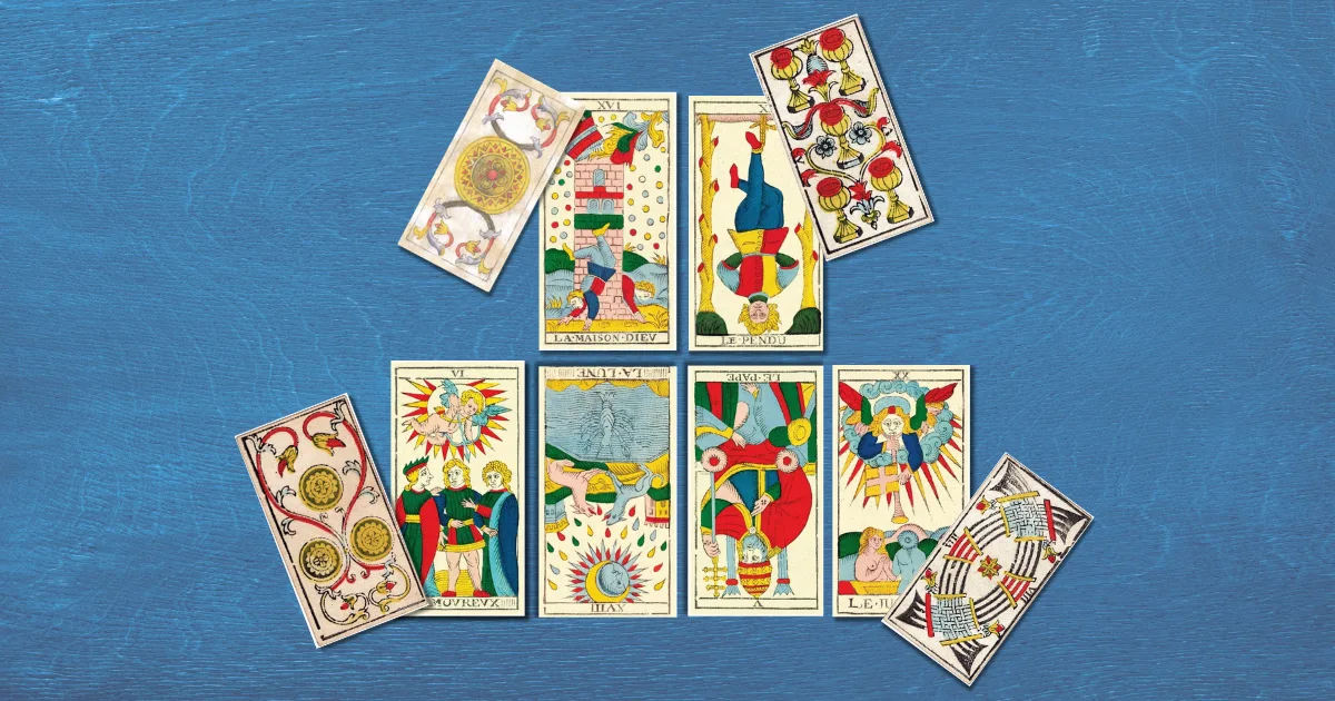 Carte dei Tarocchi di Marsiglia disposte sul tavolo — la Stesura Mandala