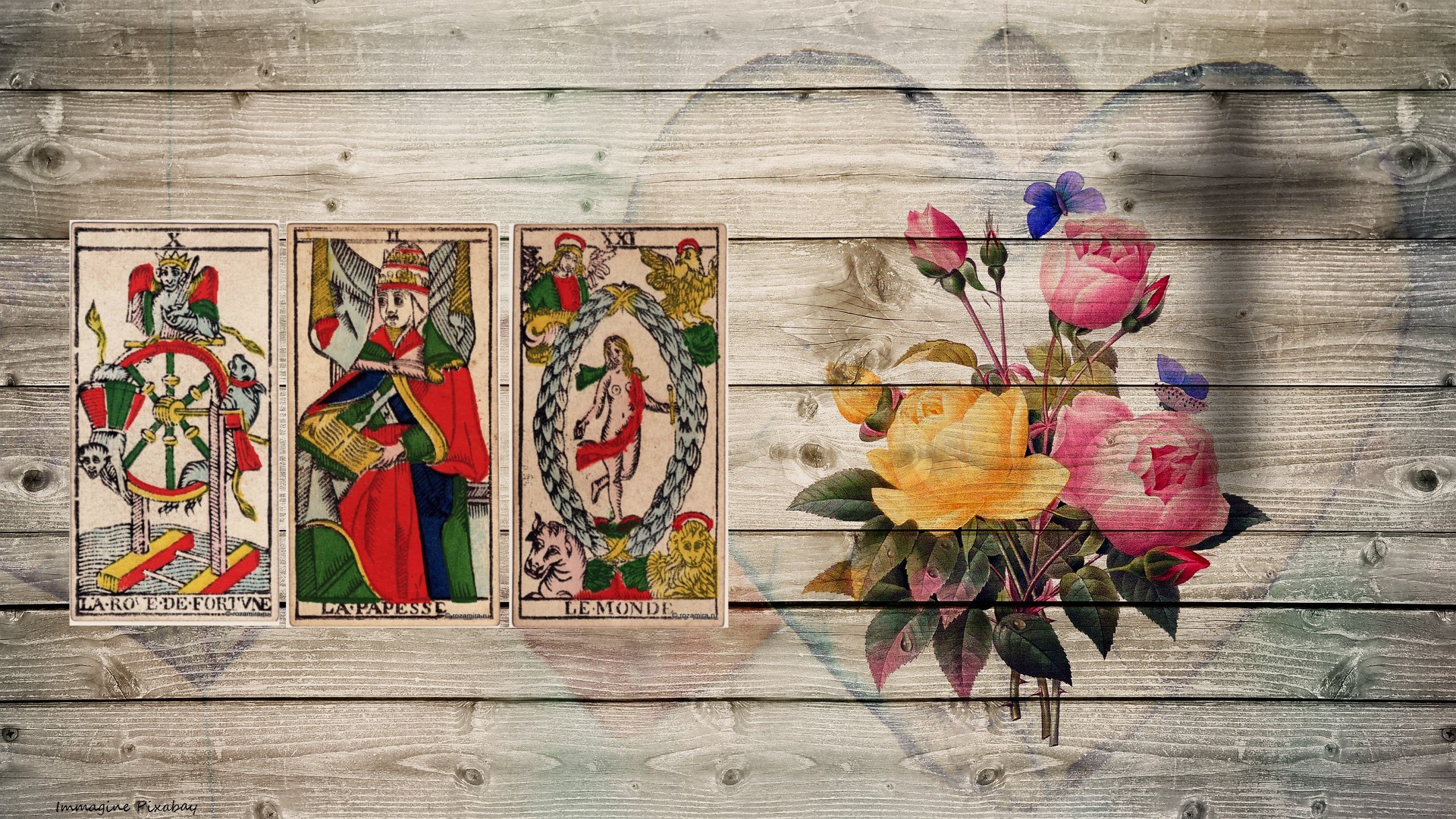 Tre carte dei Tarocchi di Marsiglia sul tavolo di legno