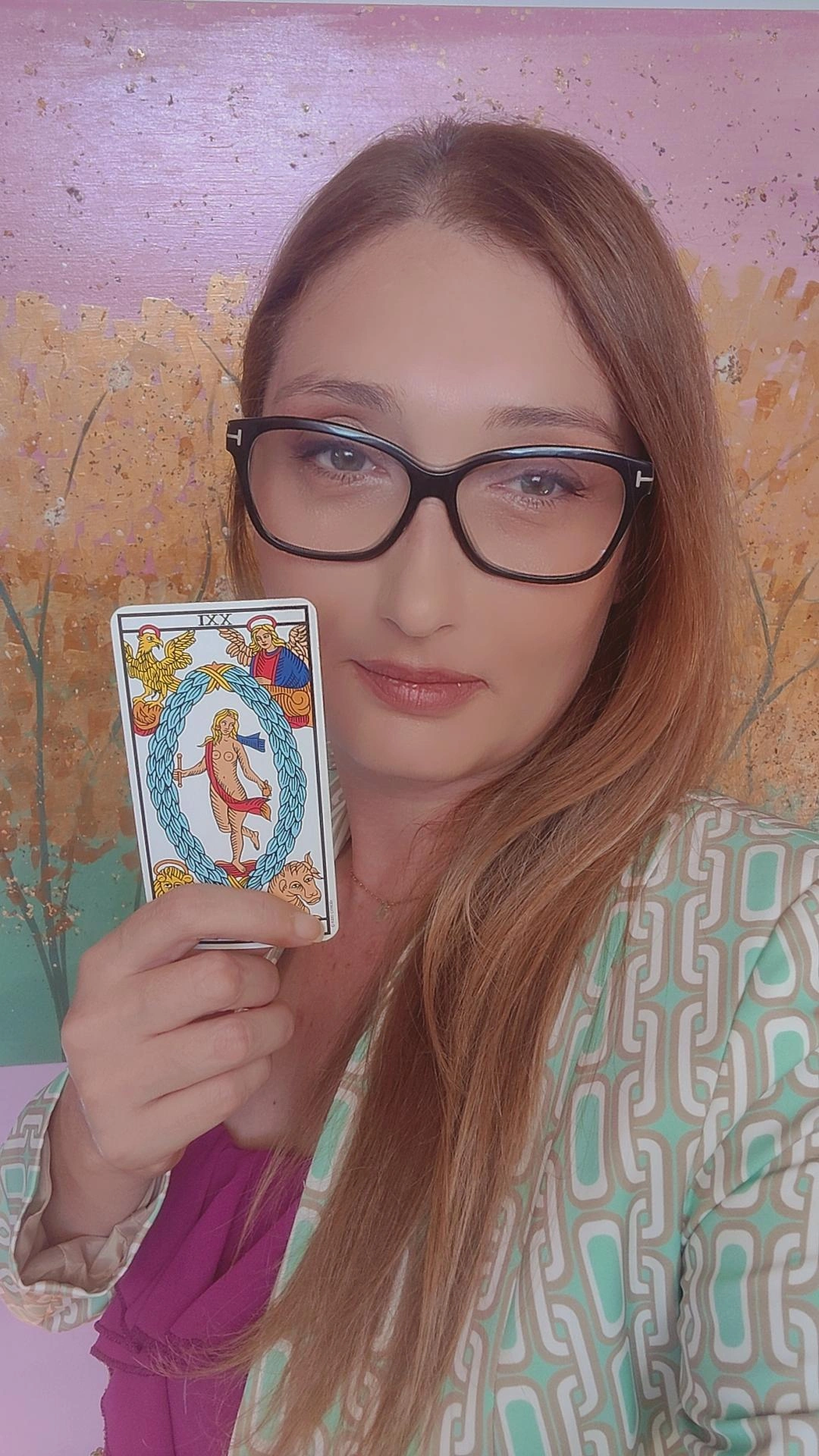 Pierangela Lama con la carta del Mondo dei Tarocchi di Marsiglia