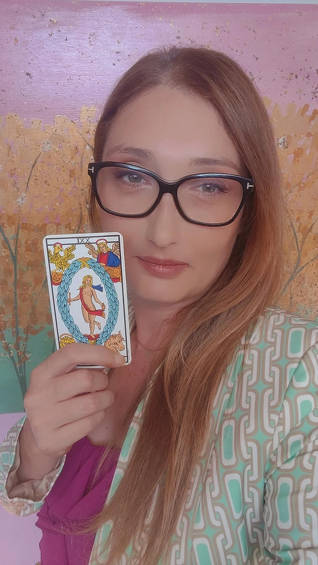 Pierangela Lama con la carta del Mondo dei Tarocchi di Marsiglia
