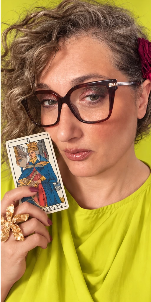 Pierangela Lama con la carta della Papessa su sfondo giallo